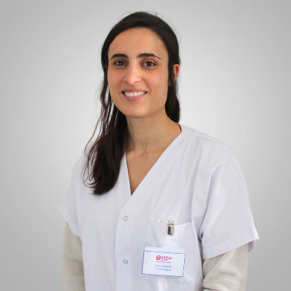 Dr Florie Akidme : Pneumologue et médecin du sommeil, ancienne interne et cheffe de clinique des hôpitaux de Paris.